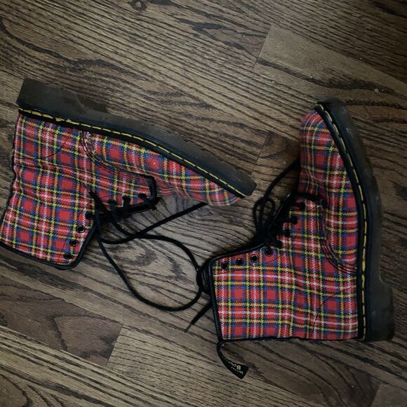 DR. MARTENS RED TARTAN PLAID BOOTS SIZE 9 US MADE IN ENGLAND RARE VINTAGE READ - Picture 8 of 10
